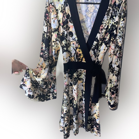 BCBG Max Azria Kimono Wrap Mini Dress Bell Sleeves Floral Design Size XSmall - Picture 4 of 7